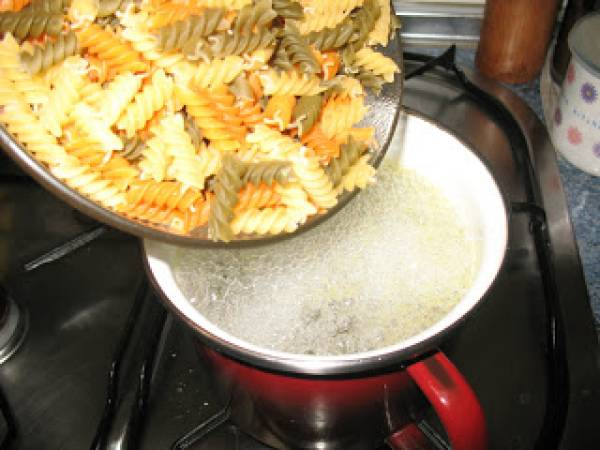 Hélices gratinadas con atún y gambas - Preparación paso 3