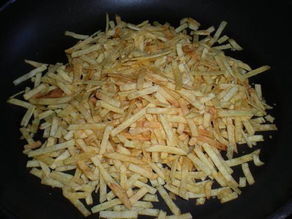 Revuelto de patatas y salmón ahumado - Preparación paso 2