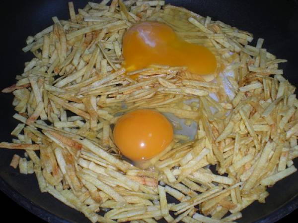 Revuelto de patatas y salmón ahumado - Preparación paso 3