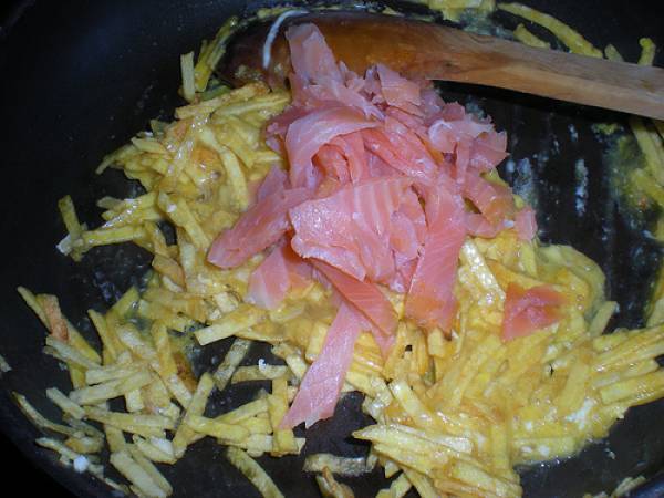 Revuelto de patatas y salmón ahumado - Preparación paso 4
