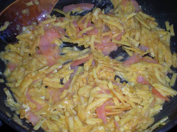 Revuelto de patatas y salmón ahumado - Preparación paso 5