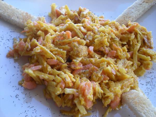 Revuelto de patatas y salmón ahumado - Preparación paso 6