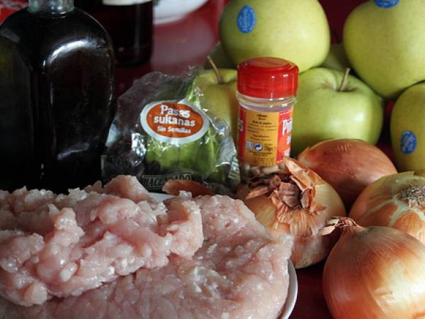 Manzanas rellenas de pollo, pasas y piñones - Preparación paso 1