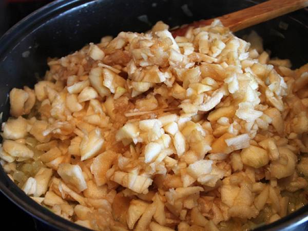 Manzanas rellenas de pollo, pasas y piñones - Preparación paso 8
