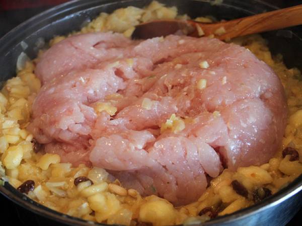 Manzanas rellenas de pollo, pasas y piñones - Preparación paso 10