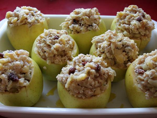 Manzanas rellenas de pollo, pasas y piñones - Preparación paso 11