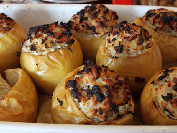 Manzanas rellenas de pollo, pasas y piñones - Preparación paso 12