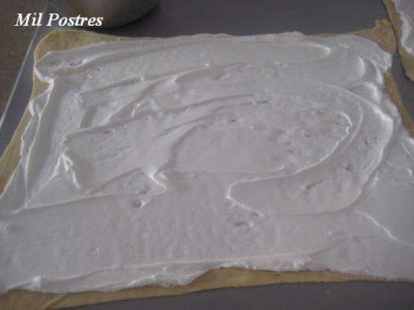 Bollo relleno de merengue francés y frutos secos - Preparación paso 2