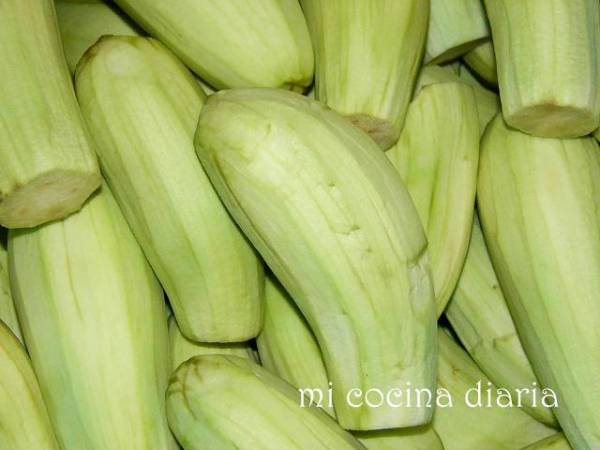 Berenjenas crudas marinadas en aceite - Preparación paso 1