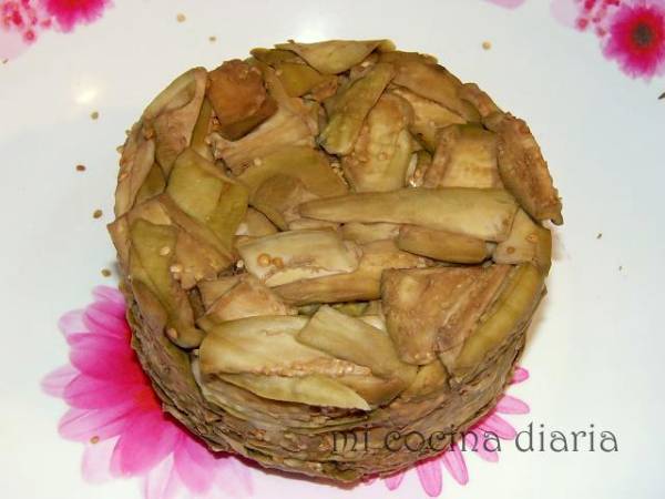 Berenjenas crudas marinadas en aceite - Preparación paso 5