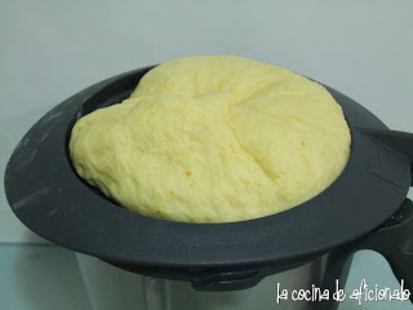 Roscon de Reyes relleno de nata y trufa - Preparación paso 2