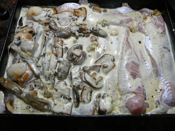 Pescado al horno con hongos y crema - Preparación paso 11
