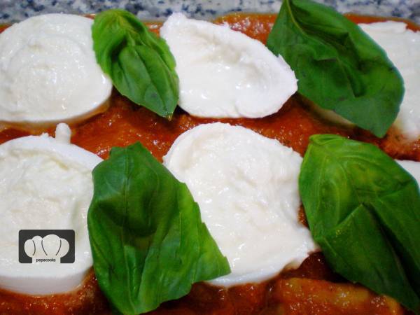 Ñoquis al horno con tomate y mozzarella - Preparación paso 2