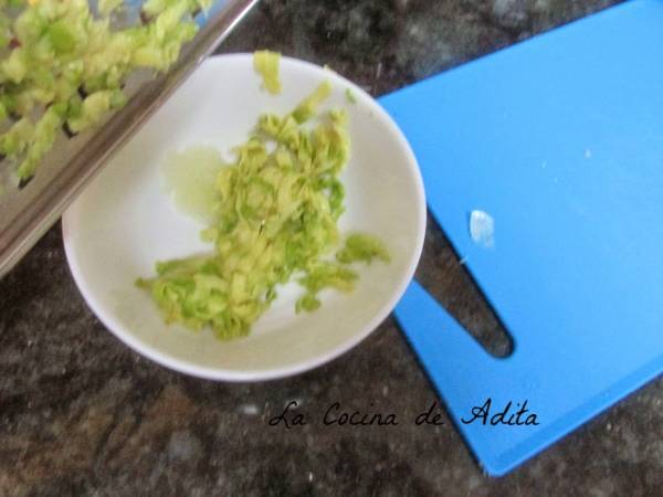 Cóctel con canapés de aguacate y bonito - Preparación paso 2