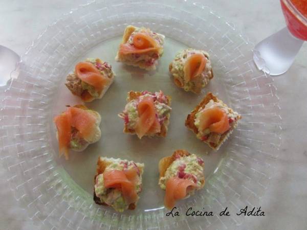 Cóctel con canapés de aguacate y bonito - Preparación paso 5