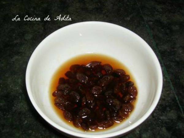 Conos rellenos de bizcochos, con frutas escarchadas, pasas, y glaseados - Preparación paso 1