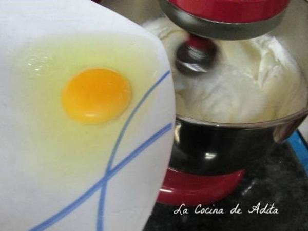 Conos rellenos de bizcochos, con frutas escarchadas, pasas, y glaseados - Preparación paso 3