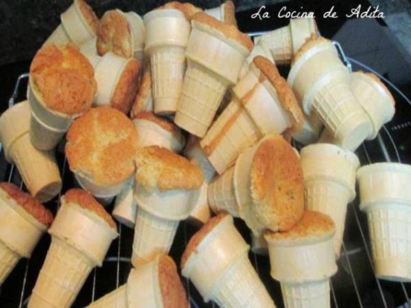 Conos rellenos de bizcochos, con frutas escarchadas, pasas, y glaseados - Preparación paso 5