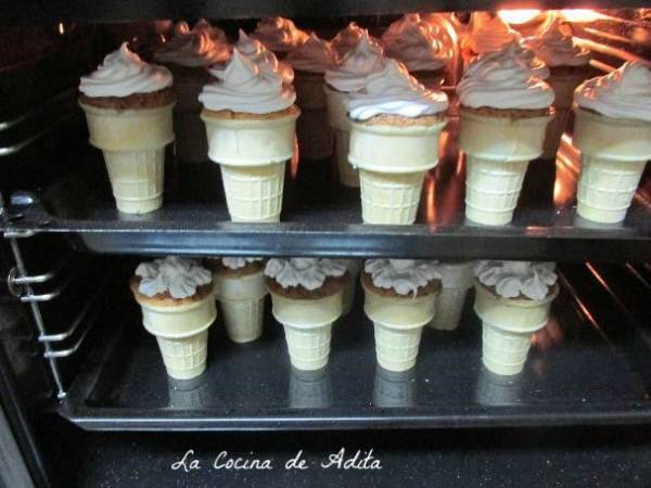 Conos rellenos de bizcochos, con frutas escarchadas, pasas, y glaseados - Preparación paso 7