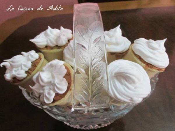 Conos rellenos de bizcochos, con frutas escarchadas, pasas, y glaseados - Preparación paso 9