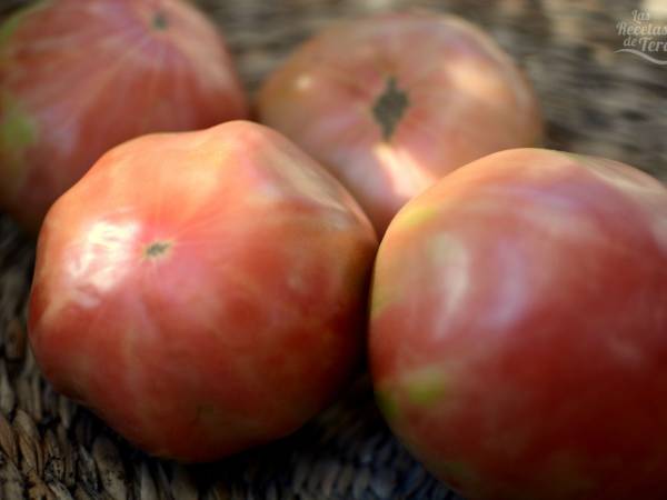 Ensalada de tomate de Barbastro, anchoas y boquerones - Preparación paso 1