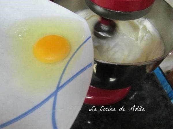 Bizcochos en conos, rellenos de frutas fresca - Preparación paso 3