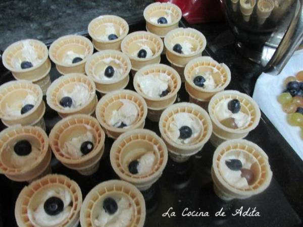 Bizcochos en conos, rellenos de frutas fresca - Preparación paso 4