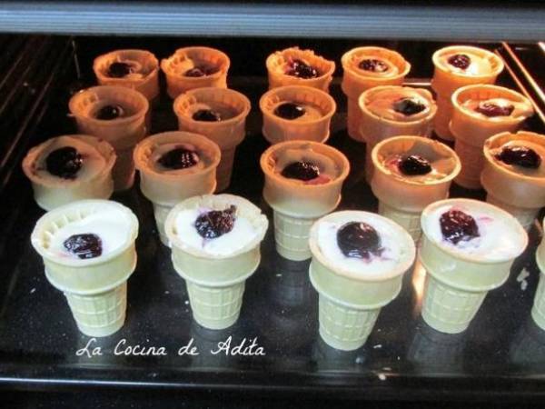 Bizcochos en conos, rellenos de frutas fresca - Preparación paso 5