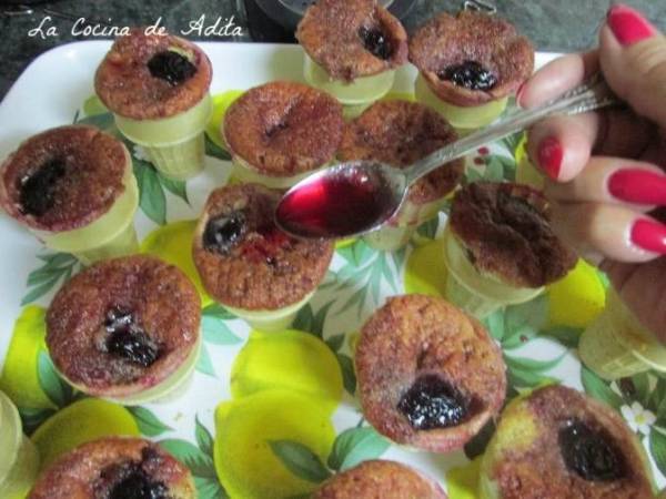 Bizcochos en conos, rellenos de frutas fresca - Preparación paso 6