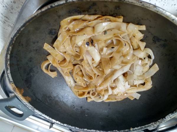 Pad see ew {noodles de arroz con pollo y brócoli} - Preparación paso 12
