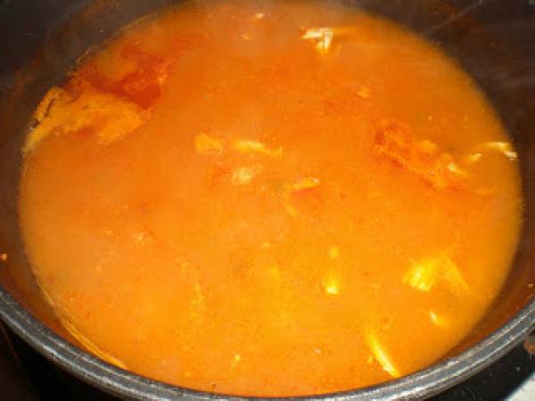 Sopa azteca tradicional mejicana - Preparación paso 5