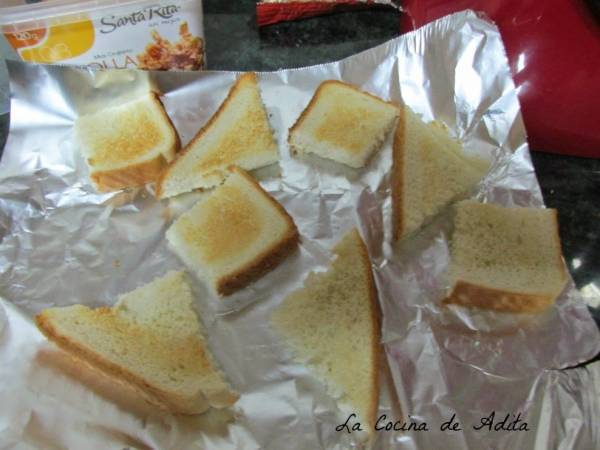 Canapés con crujientes de cebollas y pipas - Preparación paso 1