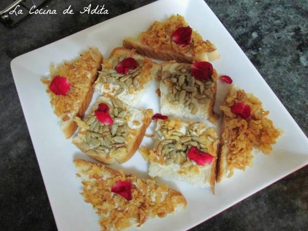 Canapés con crujientes de cebollas y pipas - Preparación paso 4