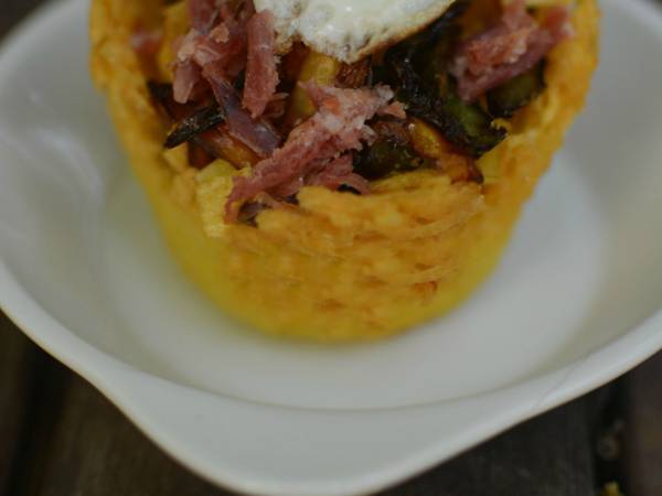 Cesta de patatas con huevos rotos y jamón - Preparación paso 3