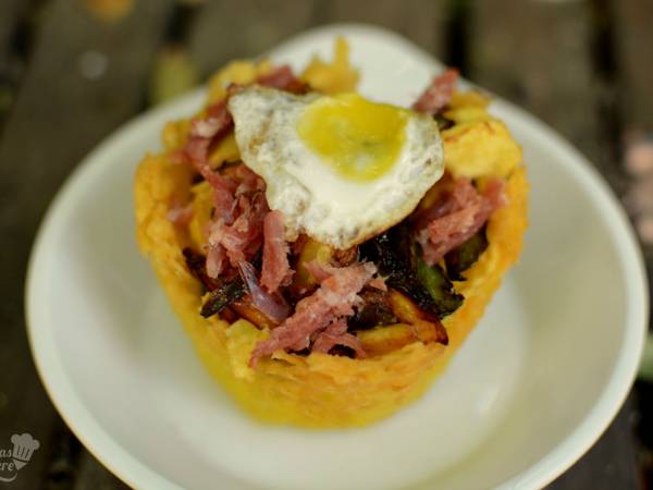 Cesta de patatas con huevos rotos y jamón - Preparación paso 4