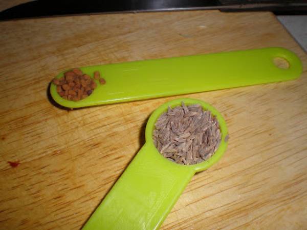 Aloo tamatar jhol, guiso indio de patata y tomate - Preparación paso 1