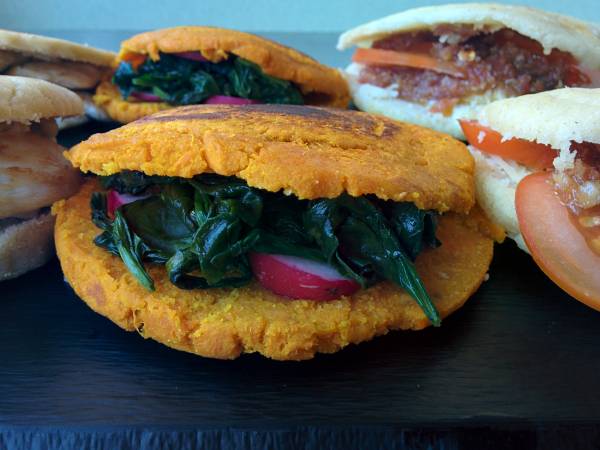 Arepas de maiz, Plátano y Jengibre rellenas - Preparación paso 6