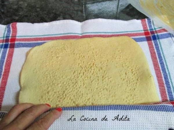 Tronco relleno de turrón con bizcocho esponja de pistacho - Preparación paso 2