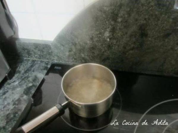 Tronco relleno de turrón con bizcocho esponja de pistacho - Preparación paso 3