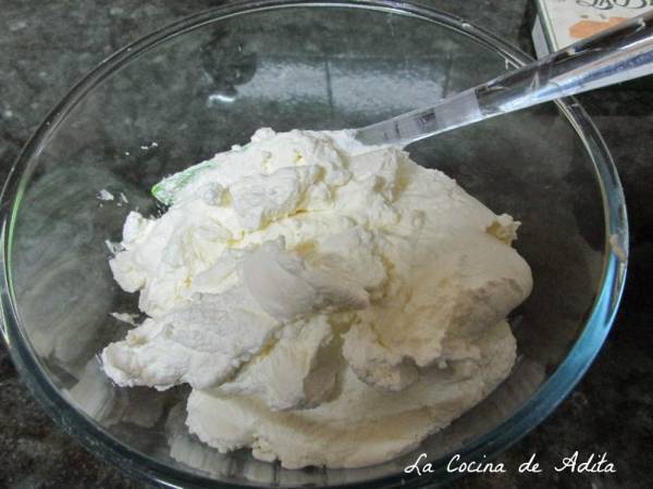 Tronco relleno de turrón con bizcocho esponja de pistacho - Preparación paso 5