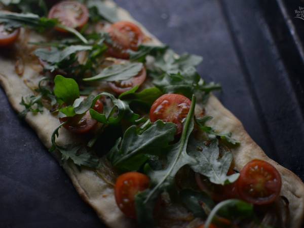 Coca de tomate cherry y rúcula - Preparación paso 1