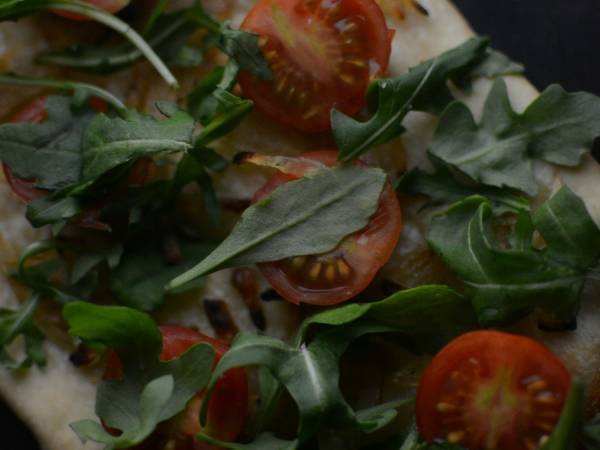 Coca de tomate cherry y rúcula - Preparación paso 2