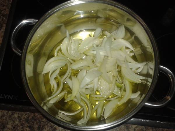 Muslos de pollo en su jugo con cebolla - Preparación paso 1