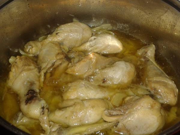 Muslos de pollo en su jugo con cebolla - Preparación paso 3