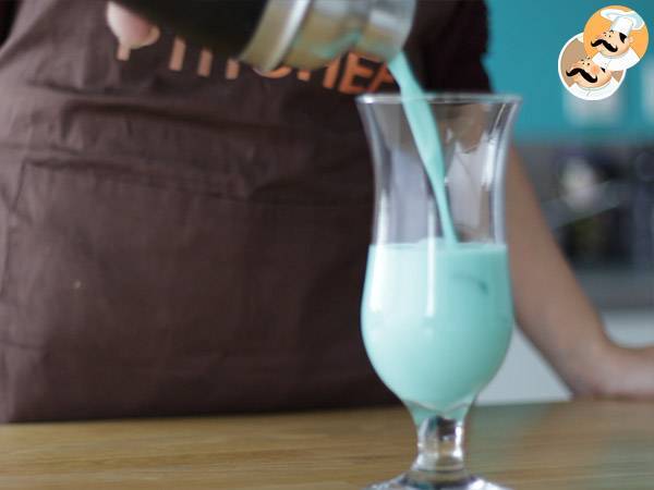 Cóctel Blue Hawaiian - Preparación paso 3