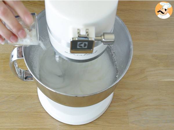 Pavlova crujiente y esponjosa con fresas - Preparación paso 1