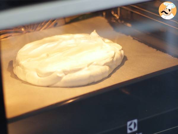 Pavlova crujiente y esponjosa con fresas - Preparación paso 3