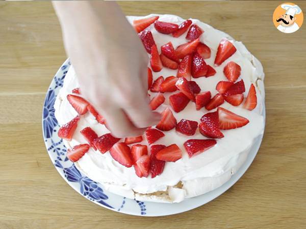 Pavlova crujiente y esponjosa con fresas - Preparación paso 6