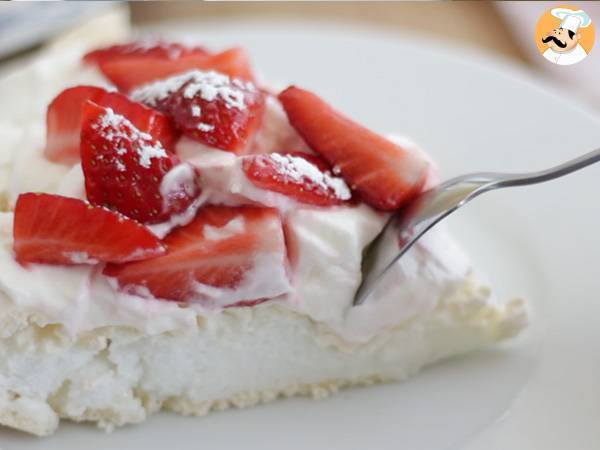Pavlova crujiente y esponjosa con fresas - Preparación paso 8