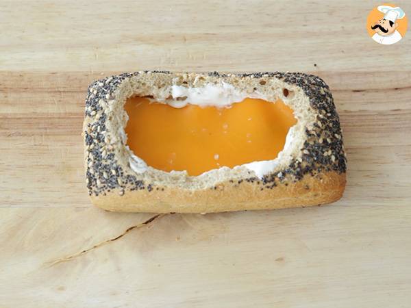 Egg boat de chorizo y cheddar. Barco de huevo - Preparación paso 2